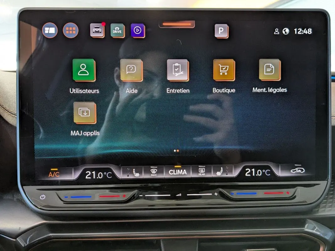 Écran tactile central affichant les réglages de climatisation et menu d’entretien du CUPRA Formentor noir 2025.