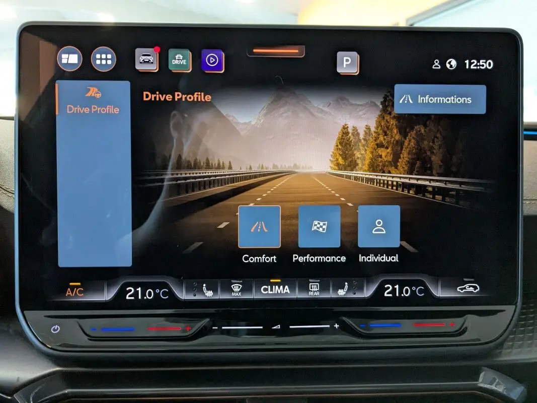 Écran tactile central du CUPRA Formentor 2.0 TDI 150 DSG7 2025 affichant les modes de conduite et la climatisation à 21°C.