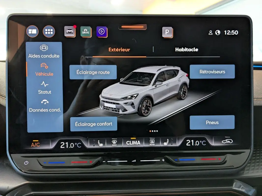 Écran tactile intérieur affichant une modélisation 3D d’un CUPRA Formentor gris en vue 3/4 avant.