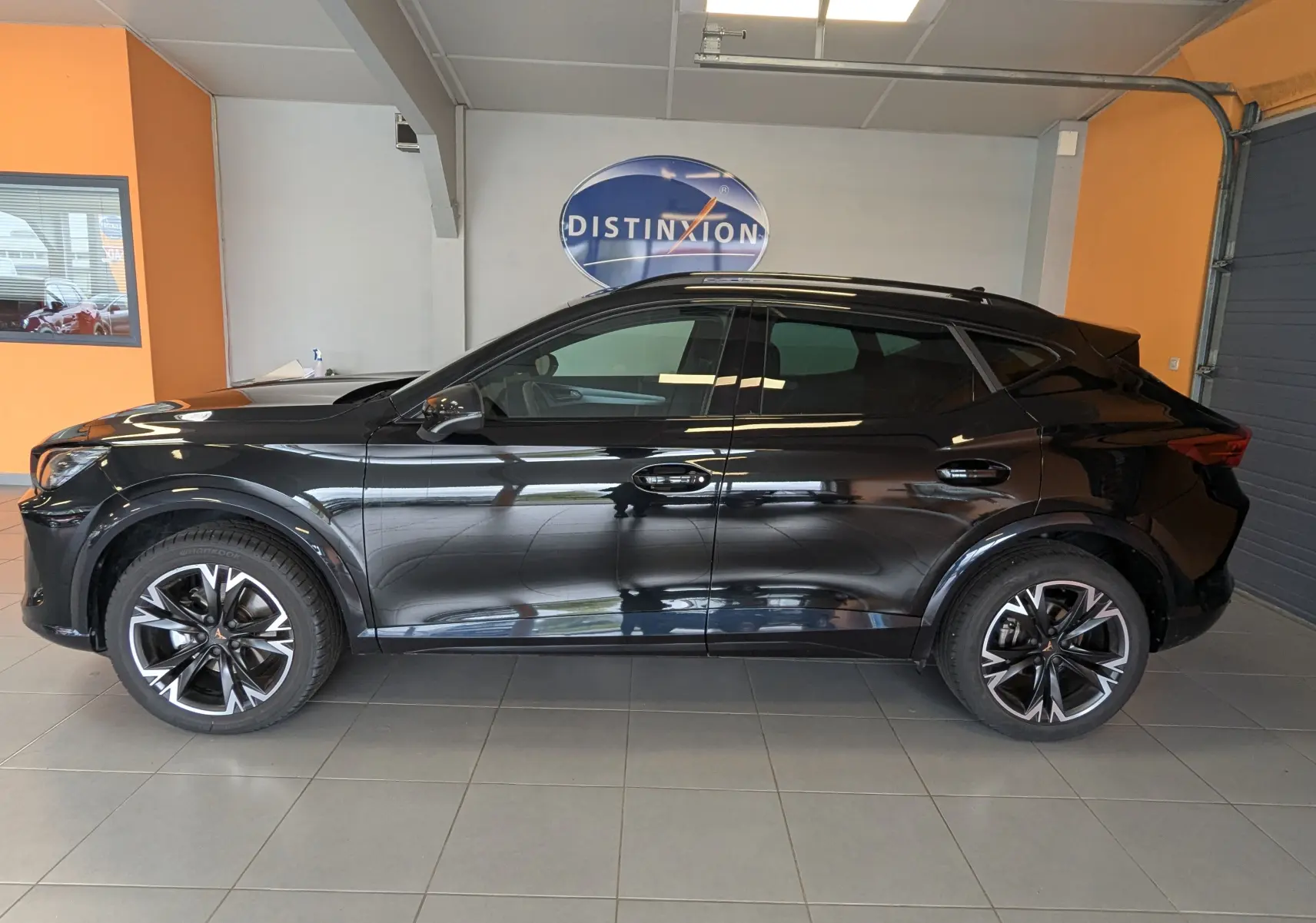 Vue latérale droite d'un CUPRA Formentor gris magnétique 2025 avec jantes alliage 18'' TEMPEST et vitres teintées.