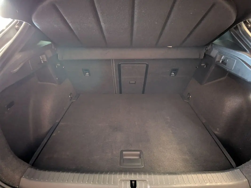 Coffre ouvert vu de face, intérieur spacieux et noir du CUPRA Formentor 2.0 TDI 150 DSG7 2025.