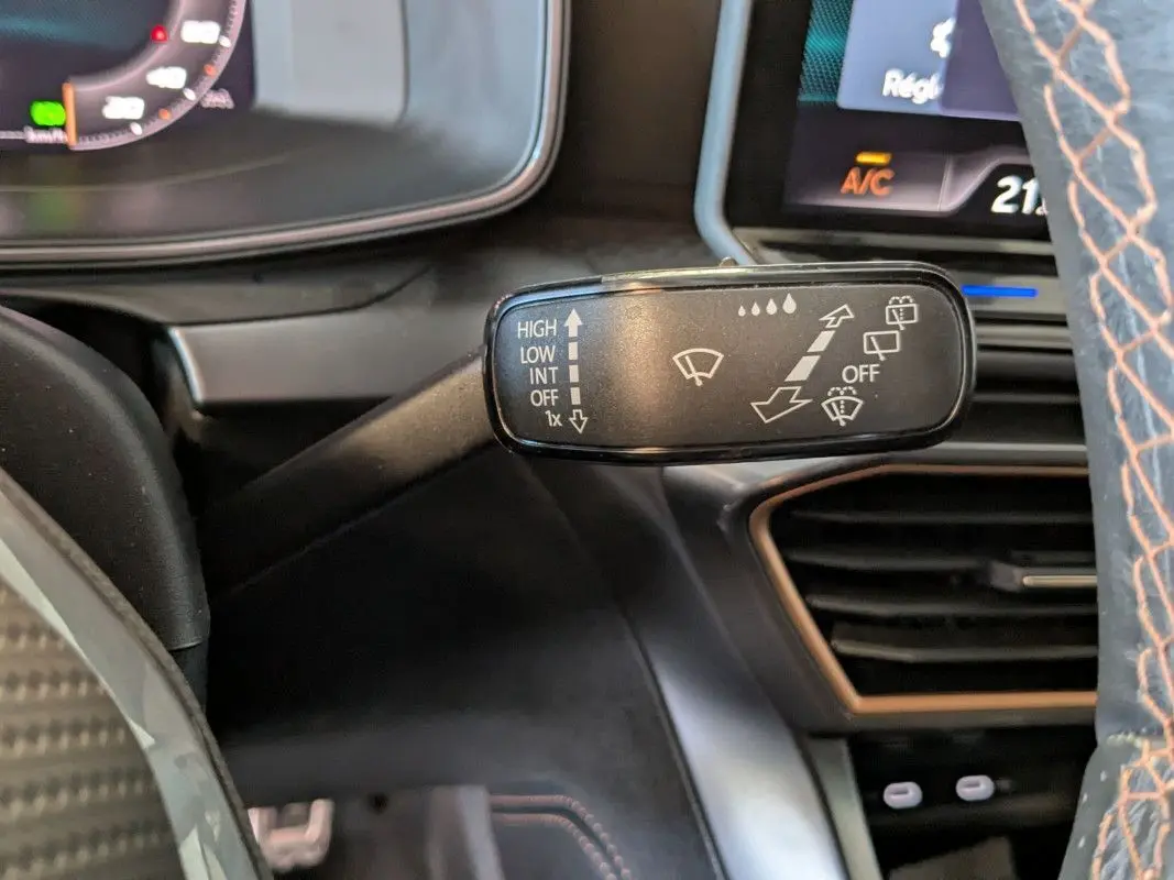 Gros plan sur la commande d’essuie-glace à gauche du volant dans l’habitacle noir du CUPRA Formentor 2.0 TDI 150 DSG7.
