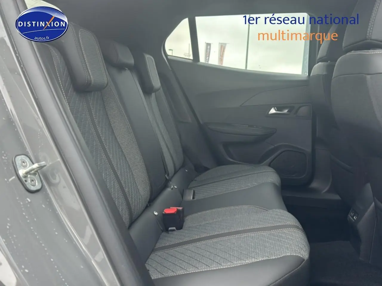 Vue intérieure côté gauche des sièges arrière gris tissu embossé d'un Peugeot 2008 1.2 100 allure 2025.