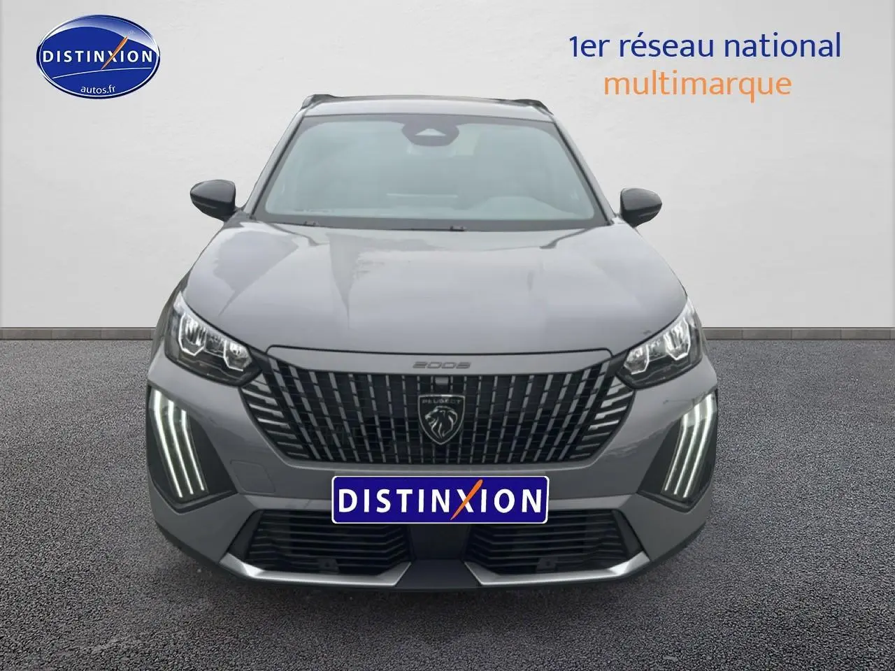 Vue avant du Peugeot 2008 gris sellenium avec calandre verticale et feux LED diurnes en griffes distinctifs.