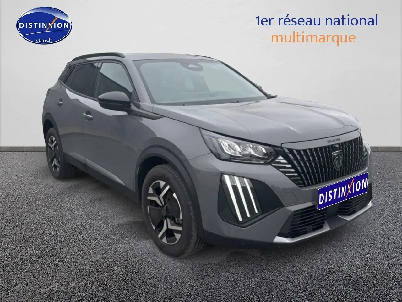 Peugeot 2008 gris sélénite en 3/4 avant droit, avec calandre noire et feux LED verticaux distinctifs.