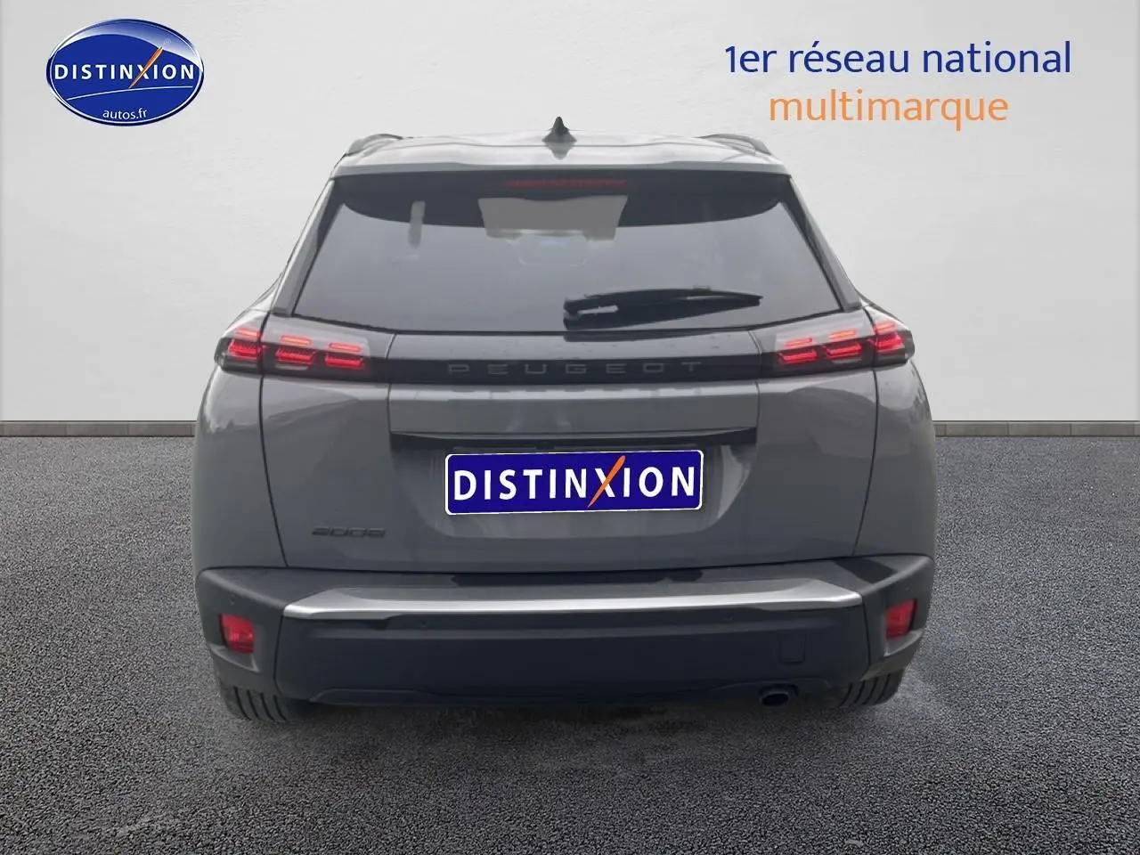 Vue arrière d'un Peugeot 2008 gris sellenium avec feux arrière LED et lunette arrière teintée.