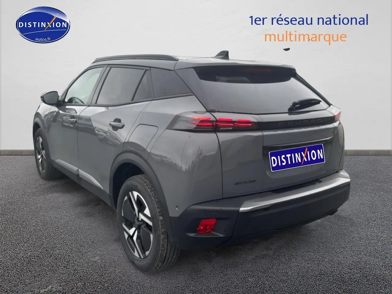 Peugeot 2008 gris sellenium en 3/4 arrière droit, avec feux arrière LED et jantes alliage distinctives.