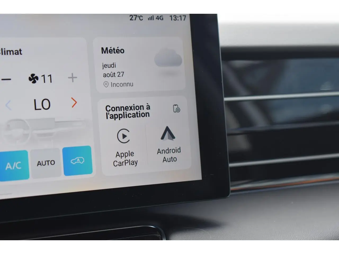 Vue rapprochée de l’écran tactile central du MG Motor EHS 1.5 Hybrid+ 224 ch Luxury, affichant Apple CarPlay et Android Auto.