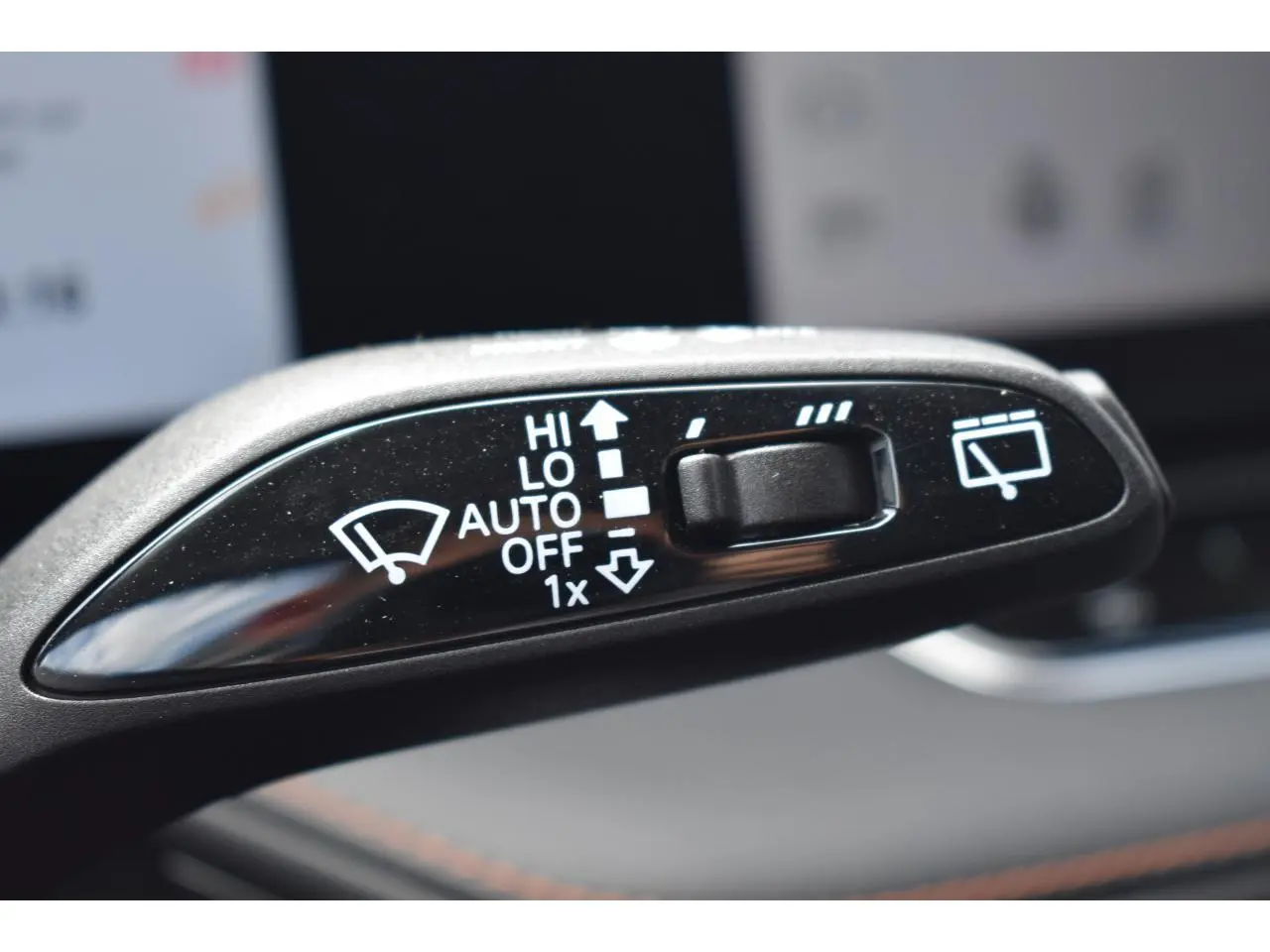 Gros plan sur la commande des essuie-glaces du MG MOTOR EHS 1.5 Hybrid+ 224 ch Luxury, intérieur noir.