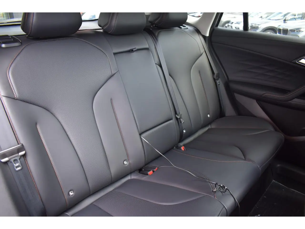 Vue intérieure côté droit des sièges arrière noirs en cuir du MG MOTOR EHS 1.5 Hybrid+ 224 ch Luxury 2026.