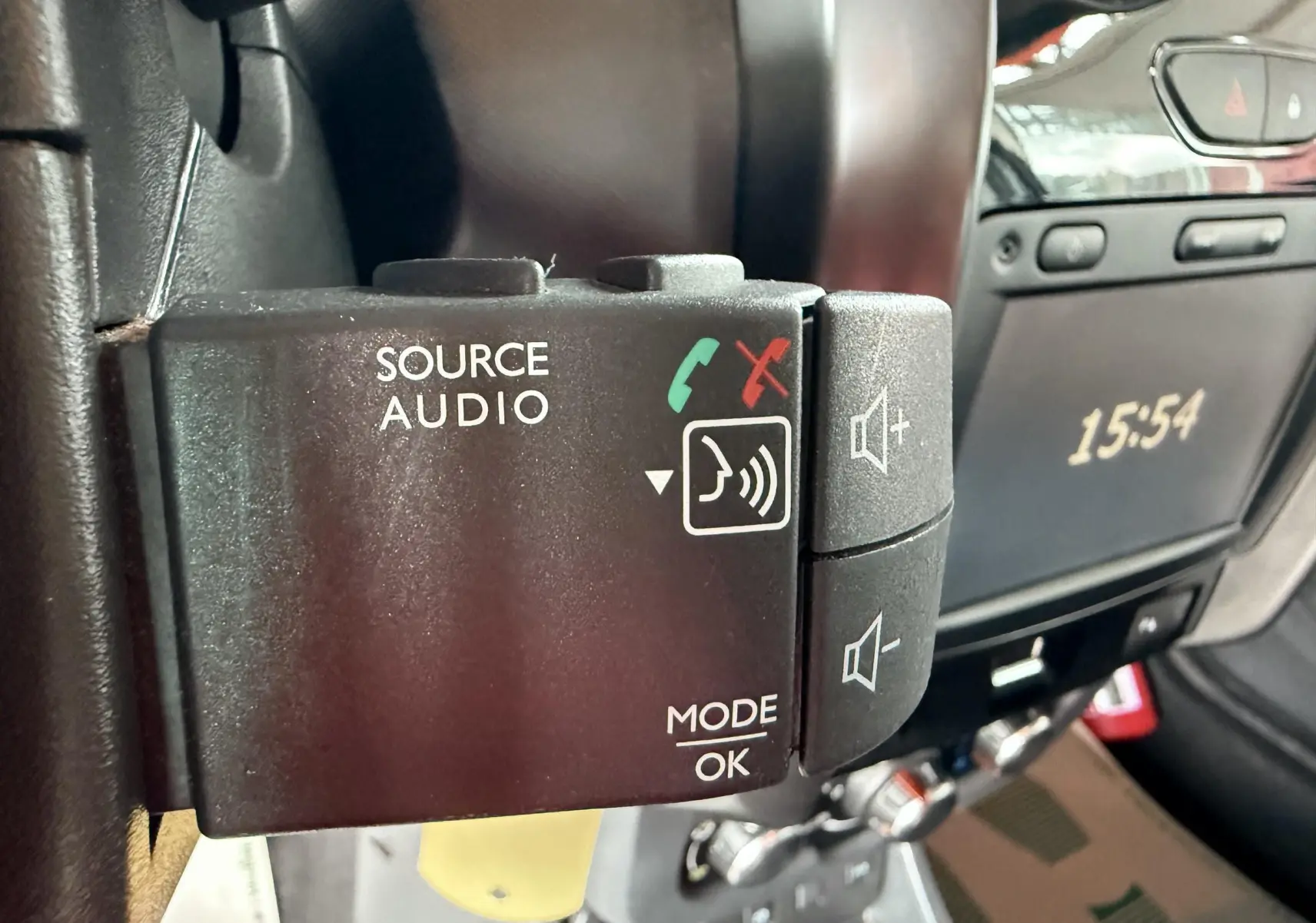 Gros plan sur la commande audio au volant du Dacia Duster 2017 noir métal, avec affichage digital à 15:54 visible.