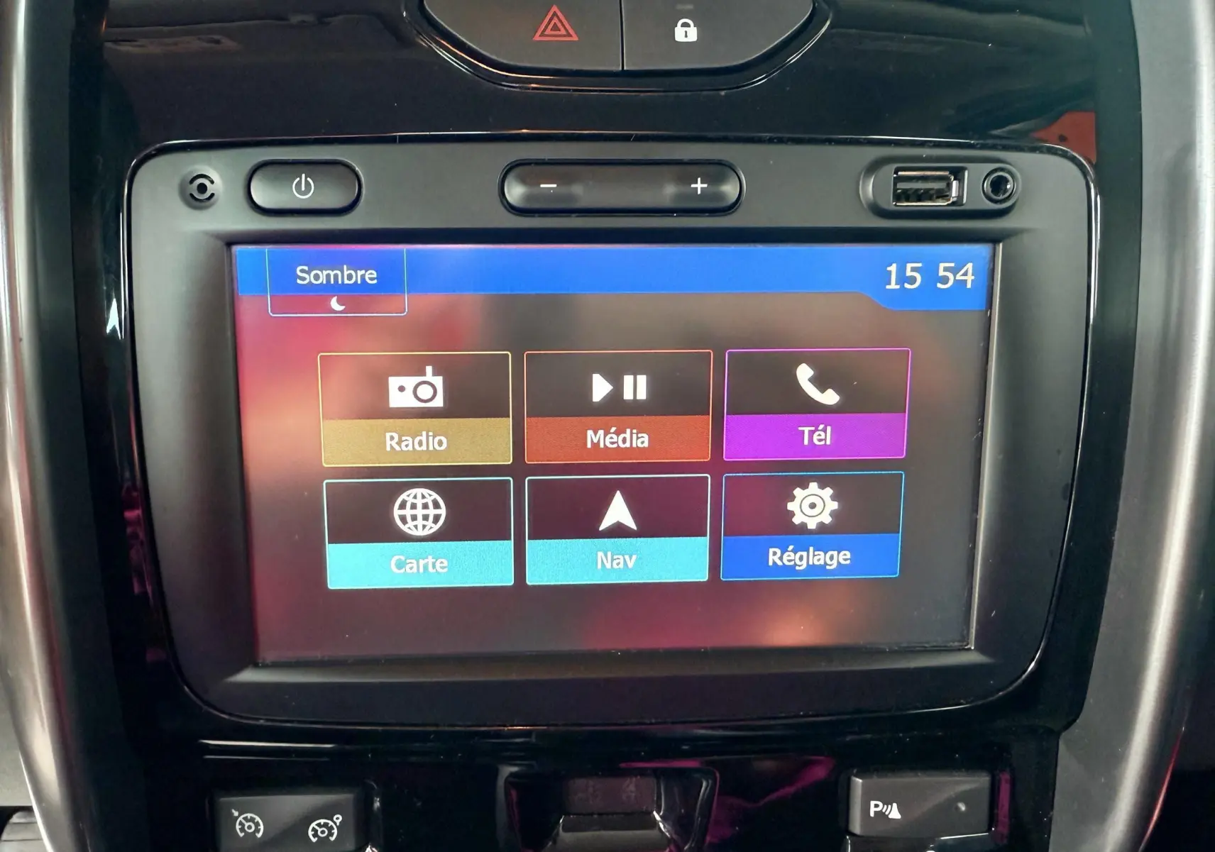 Écran tactile central du tableau de bord du Dacia Duster noir métal 2017, affichant les options multimédia et navigation.