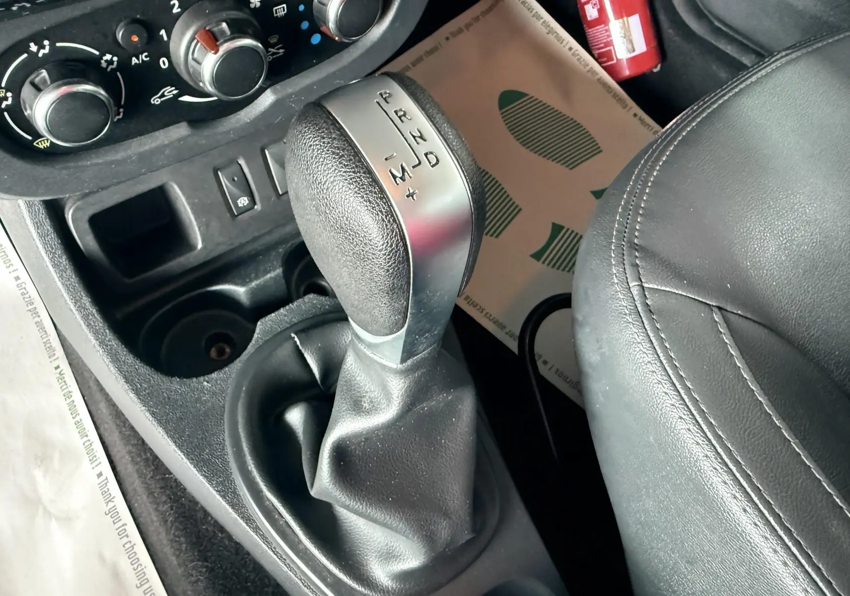 Le levier de vitesse automatique en cuir noir du Dacia Duster 1.5 DCI 110CH EDC Black Touch vu de près côté conducteur.