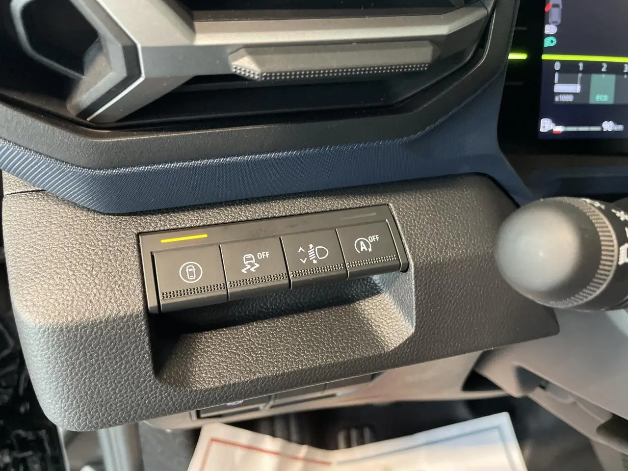 Gros plan sur les commandes de sécurité du tableau de bord du Dacia Duster noir métallisé 2025, côté gauche.