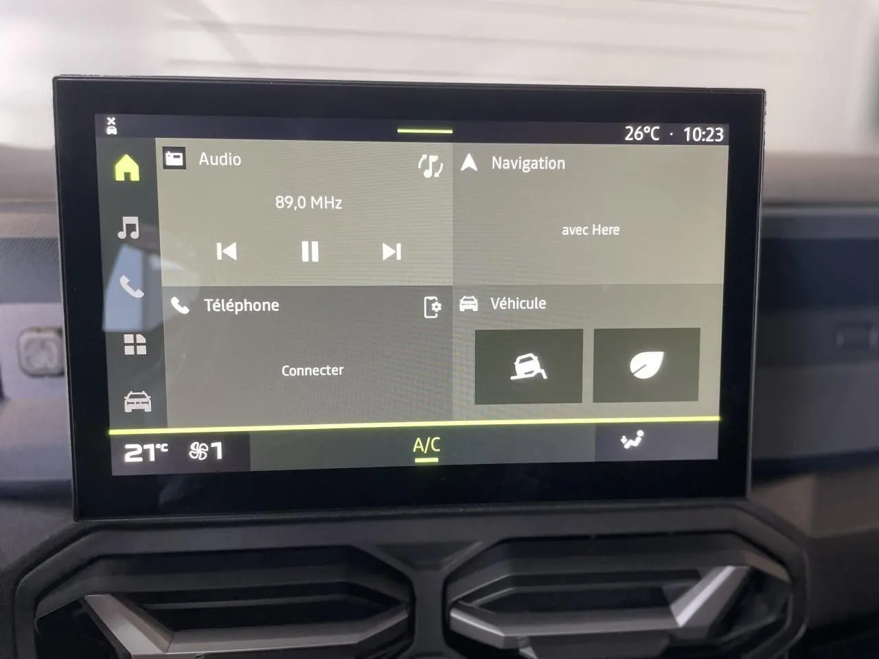 Écran tactile central 10 pouces du Dacia Duster 2025 affichant navigation, audio et réglages climatisation.