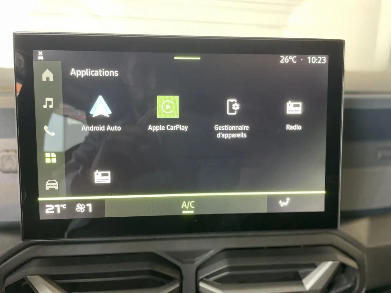 Écran tactile central 10 pouces du Dacia Duster noir métallisé, affichant les applications Android Auto et Apple CarPlay.