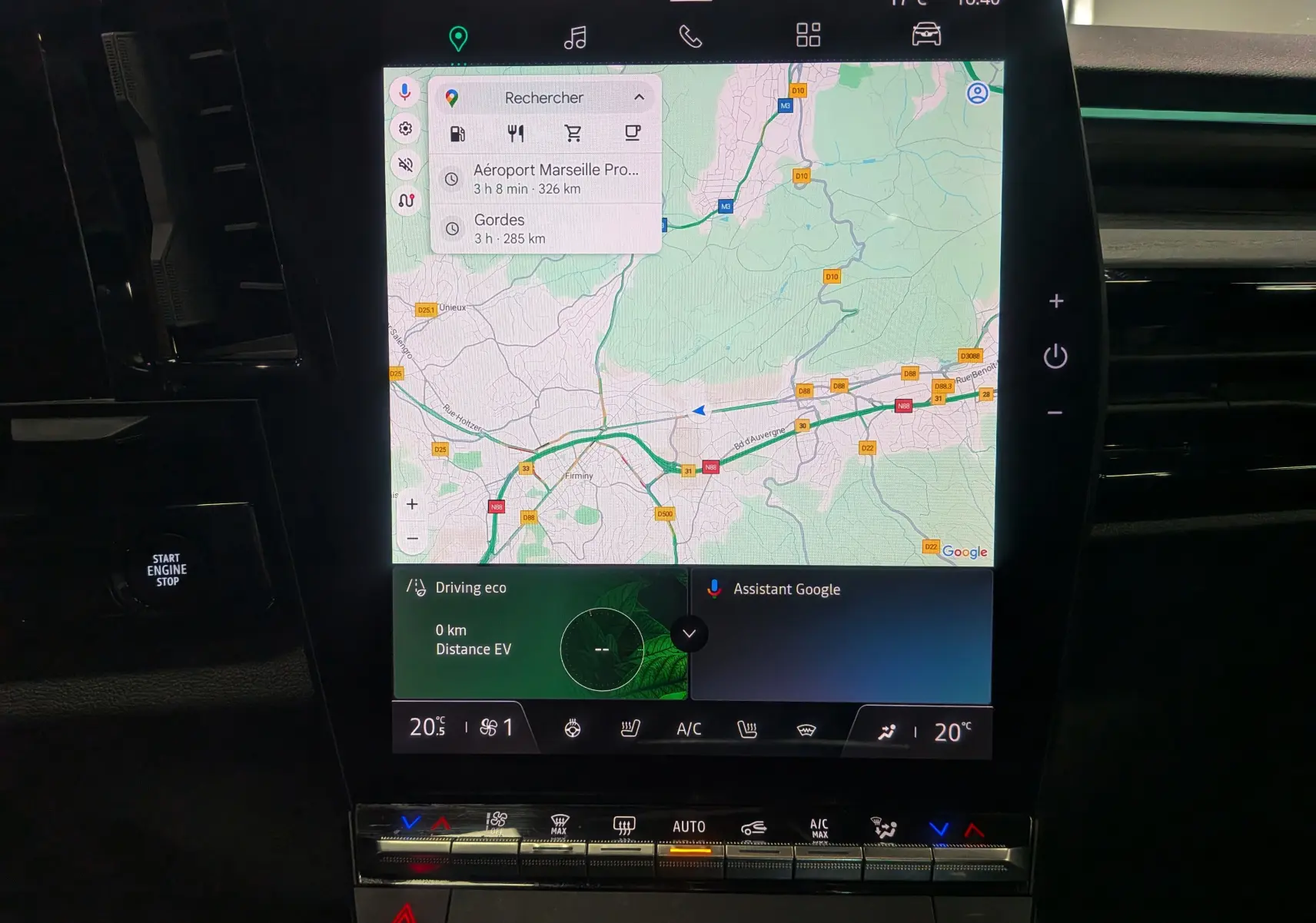 Écran tactile central du tableau de bord du Renault Austral gris Schiste, affichant la navigation GPS et commandes climatisation.