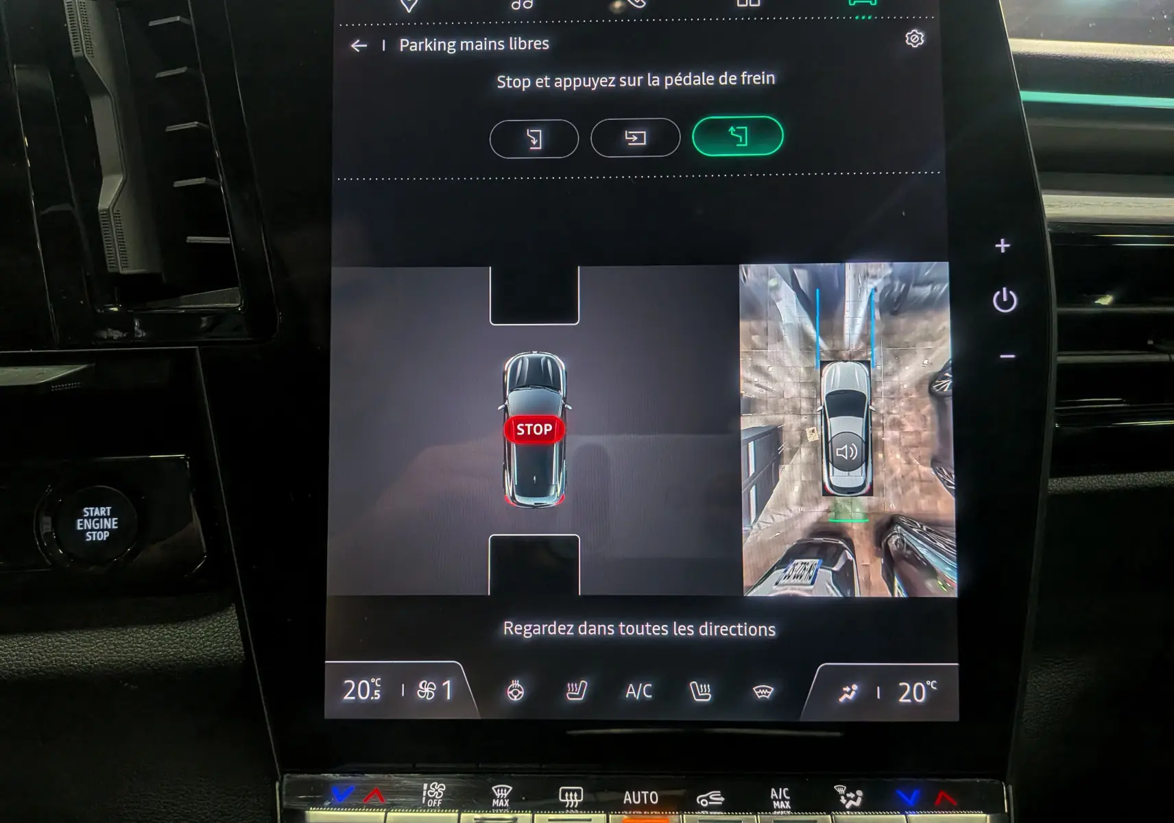 Vue rapprochée de l'écran tactile du Renault Austral gris schiste 2024, affichant l'aide au stationnement mains libres.