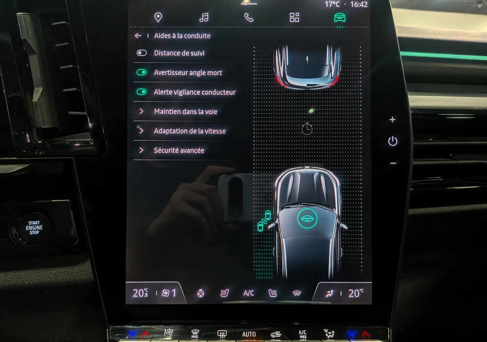 Écran tactile du tableau de bord du Renault Austral 2024 affichant les aides à la conduite et la climatisation.