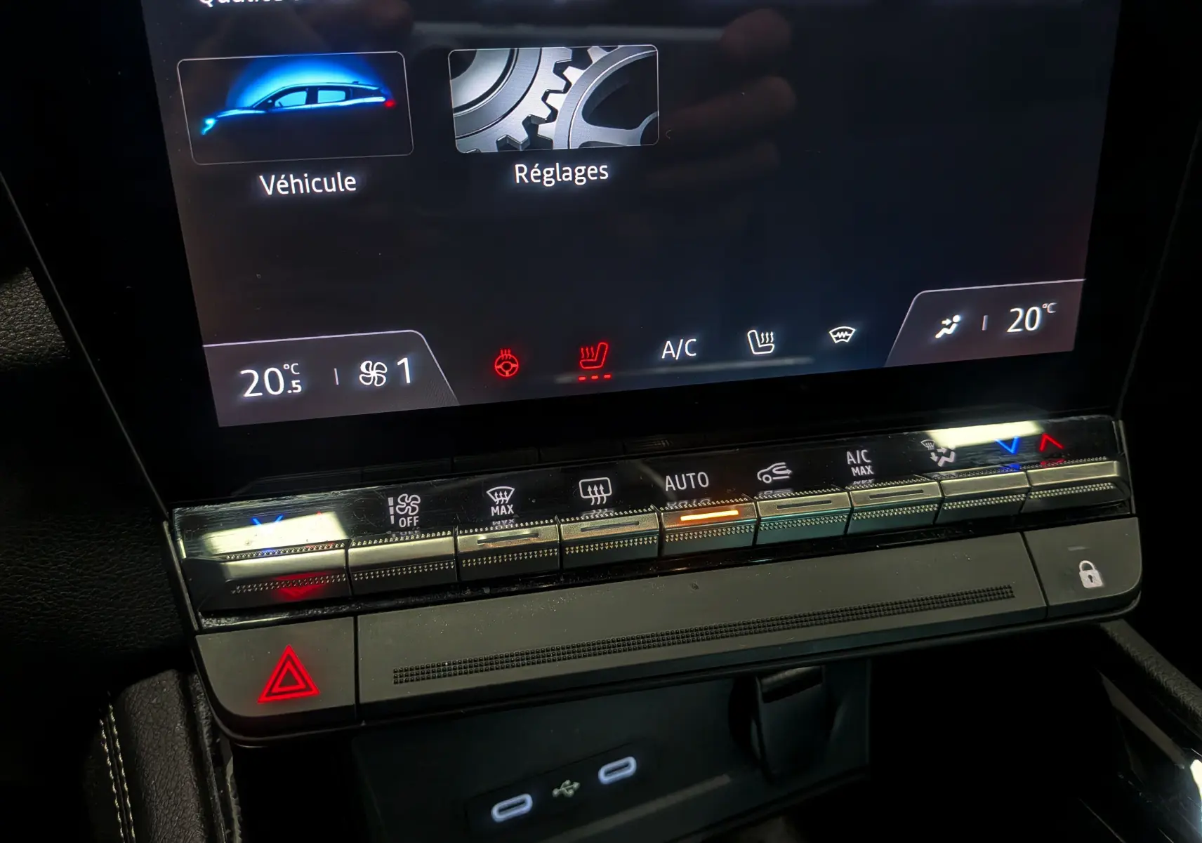 Gros plan sur la console centrale tactile et les commandes de climatisation du Renault Austral gris Schiste 2024.