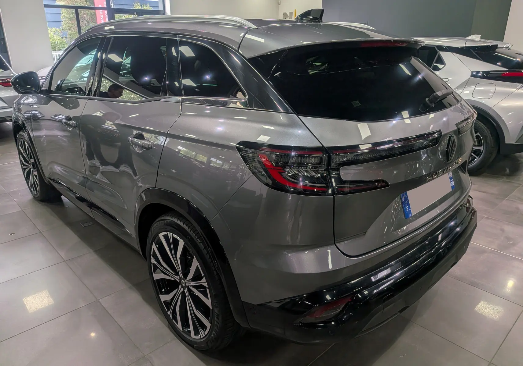 Vue 3/4 arrière droite du Renault Austral E-TECH gris schiste avec jantes alliage et feux arrière LED distinctifs.