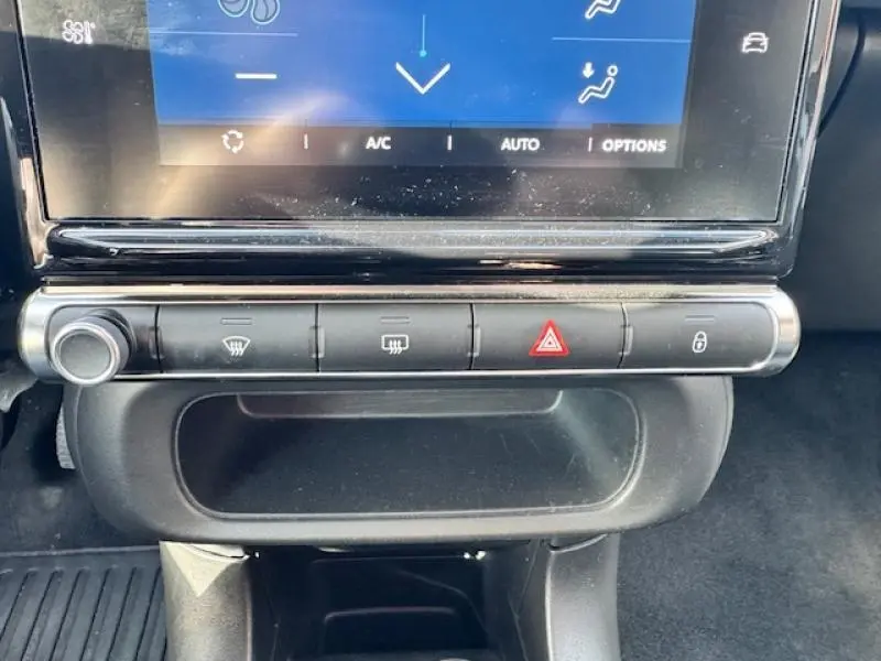 Gros plan sur la console centrale tactile et les boutons de commande du tableau de bord d'une Citroën C3 2021.