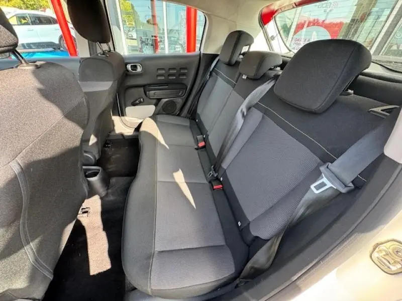 Vue intérieure côté droit de la banquette arrière grise de la Citroën C3 1.2 83ch Shine 2021 avec appuie-têtes et ceintures de sécurité.