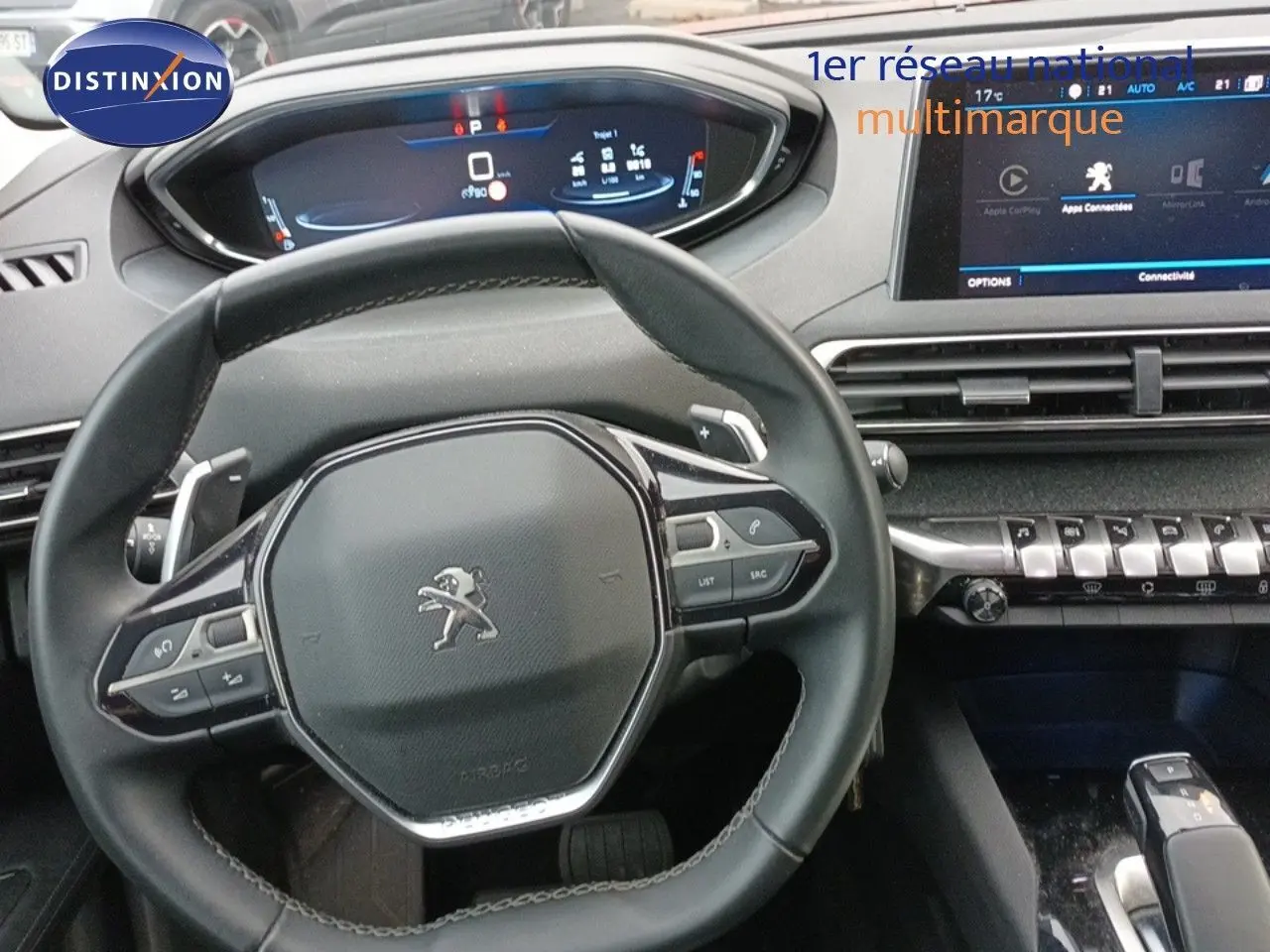 Vue rapprochée du volant cuir gris et du tableau de bord numérique du Peugeot 3008 2020, version Allure.