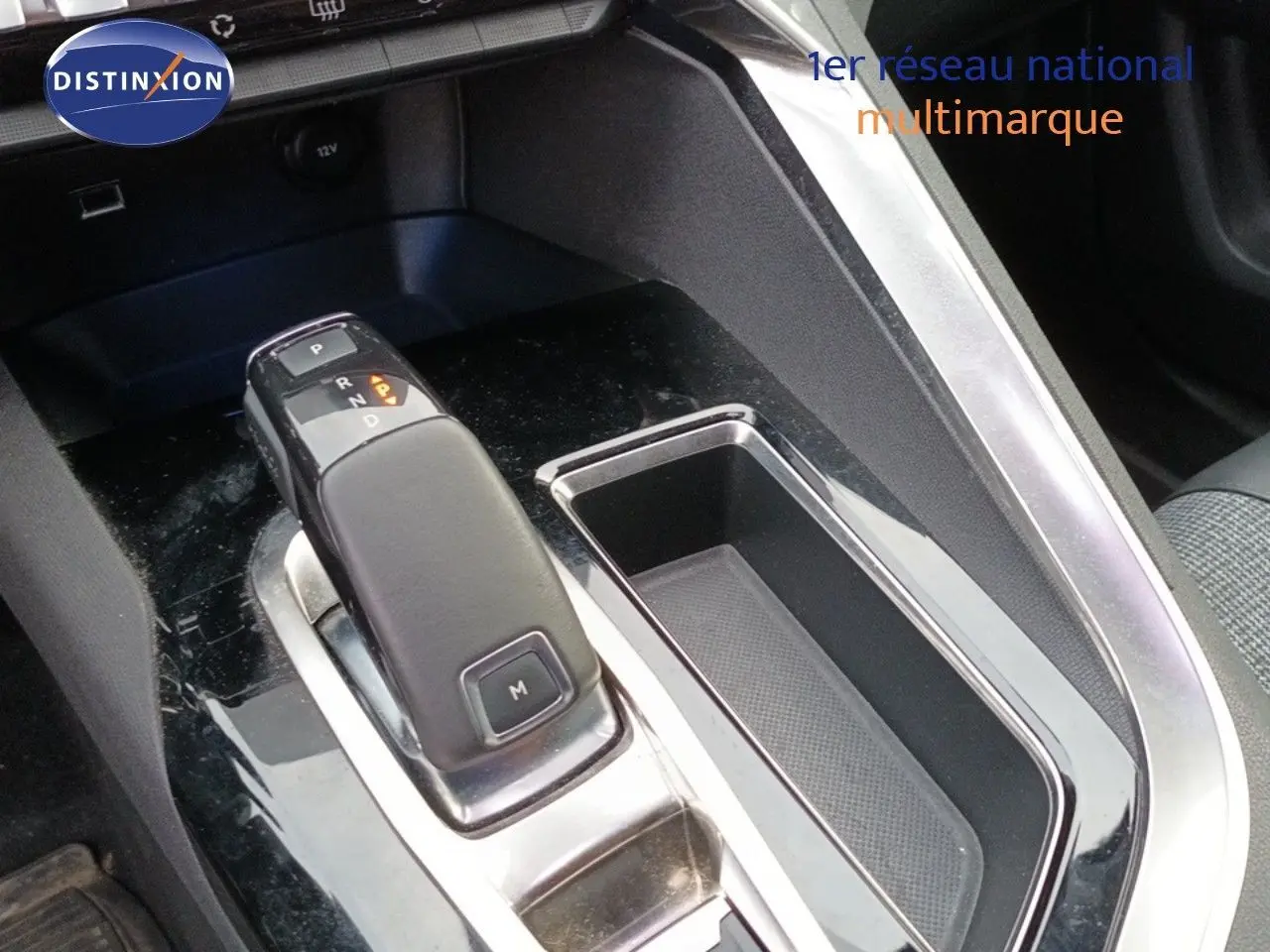 Le levier de vitesses automatique du Peugeot 3008 PureTech 130ch Allure, vu en gros plan côté console centrale.