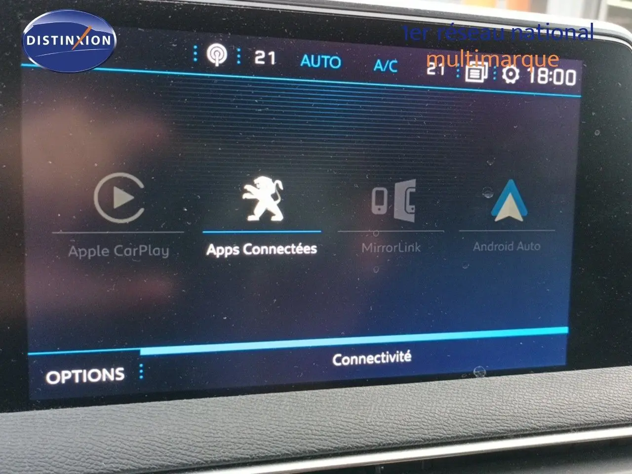 Écran tactile central du Peugeot 3008 rouge foncé, affichant les options de connectivité Apple CarPlay et Android Auto.