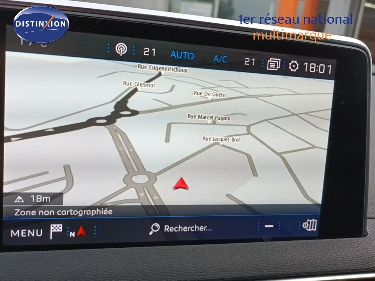 Écran tactile du GPS du Peugeot 3008 rouge foncé, affichant une carte routière en mode navigation.