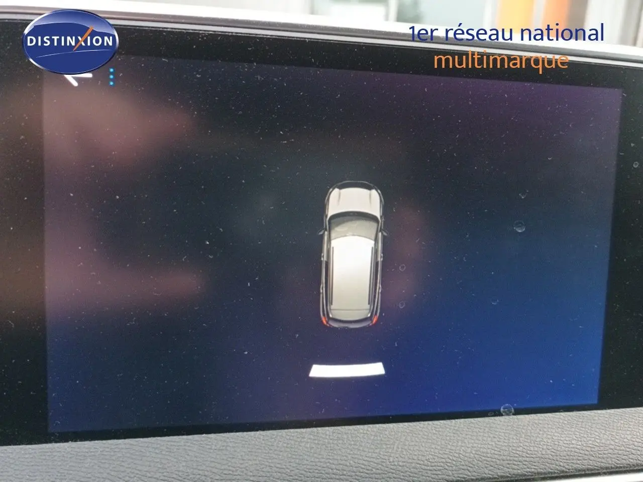 Vue aérienne du Peugeot 3008 rouge foncé métal affichée sur l'écran de la console centrale.