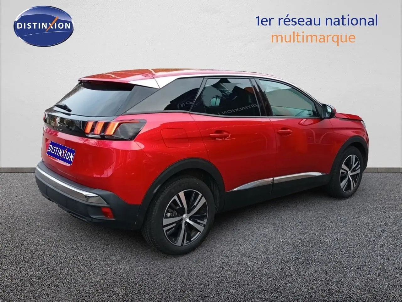 Peugeot 3008 rouge foncé métal en vue 3/4 arrière droit, soulignant ses feux LED et jantes bi-ton.