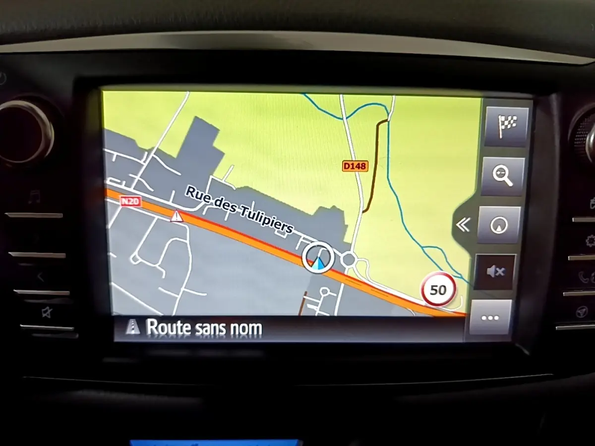 Écran tactile du système de navigation 7 pouces de la Toyota Yaris 1.5 Hybrid, affichant une carte routière.