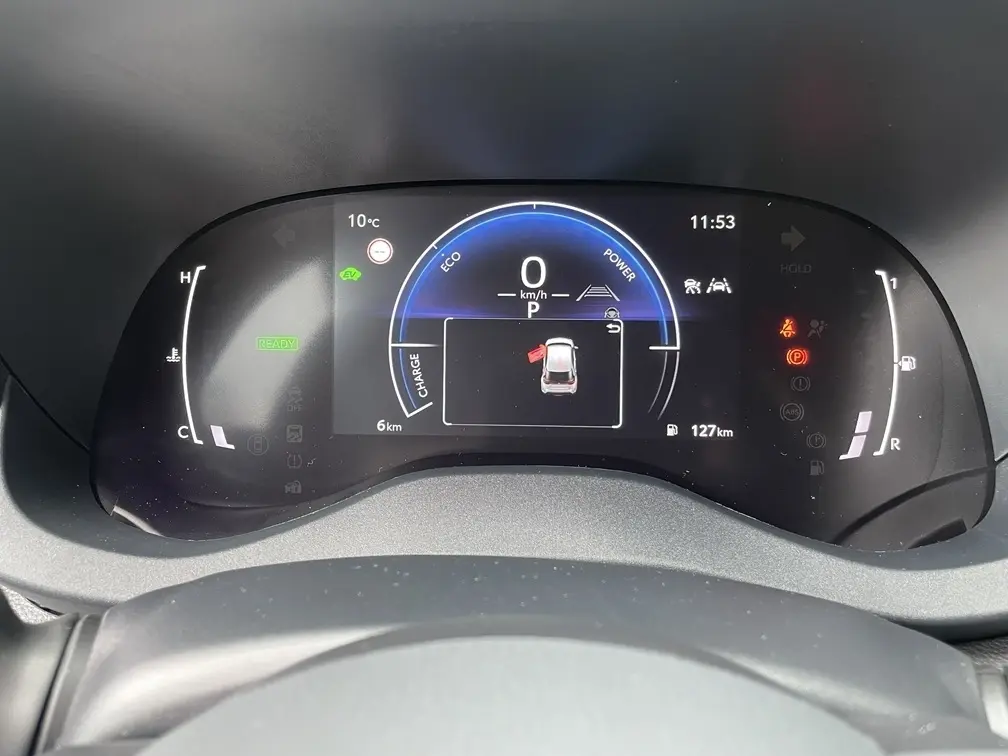 Vue rapprochée du tableau de bord numérique de la Toyota Yaris Cross 1.5 Hybrid 130h, affichage multifonctions en veille.