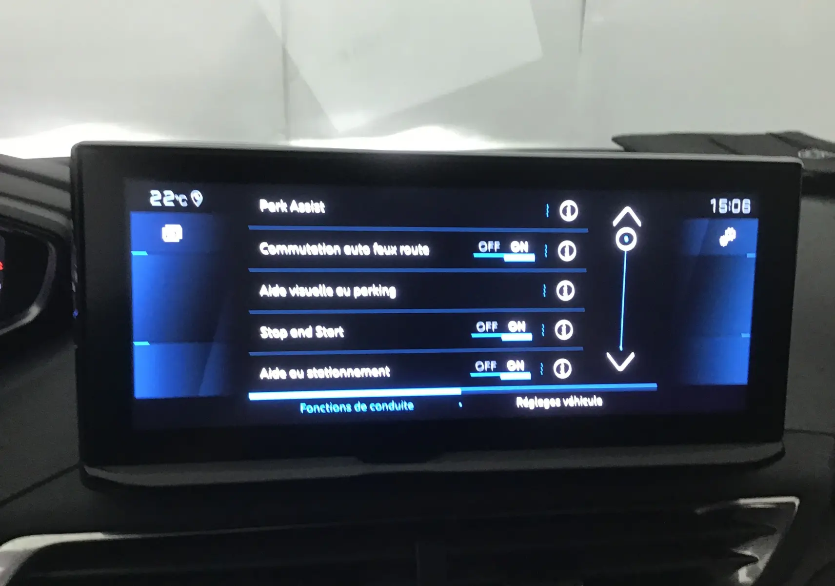 Écran tactile central du Peugeot 5008 blanc nacré 2024 affichant les options d'aide à la conduite en intérieur.