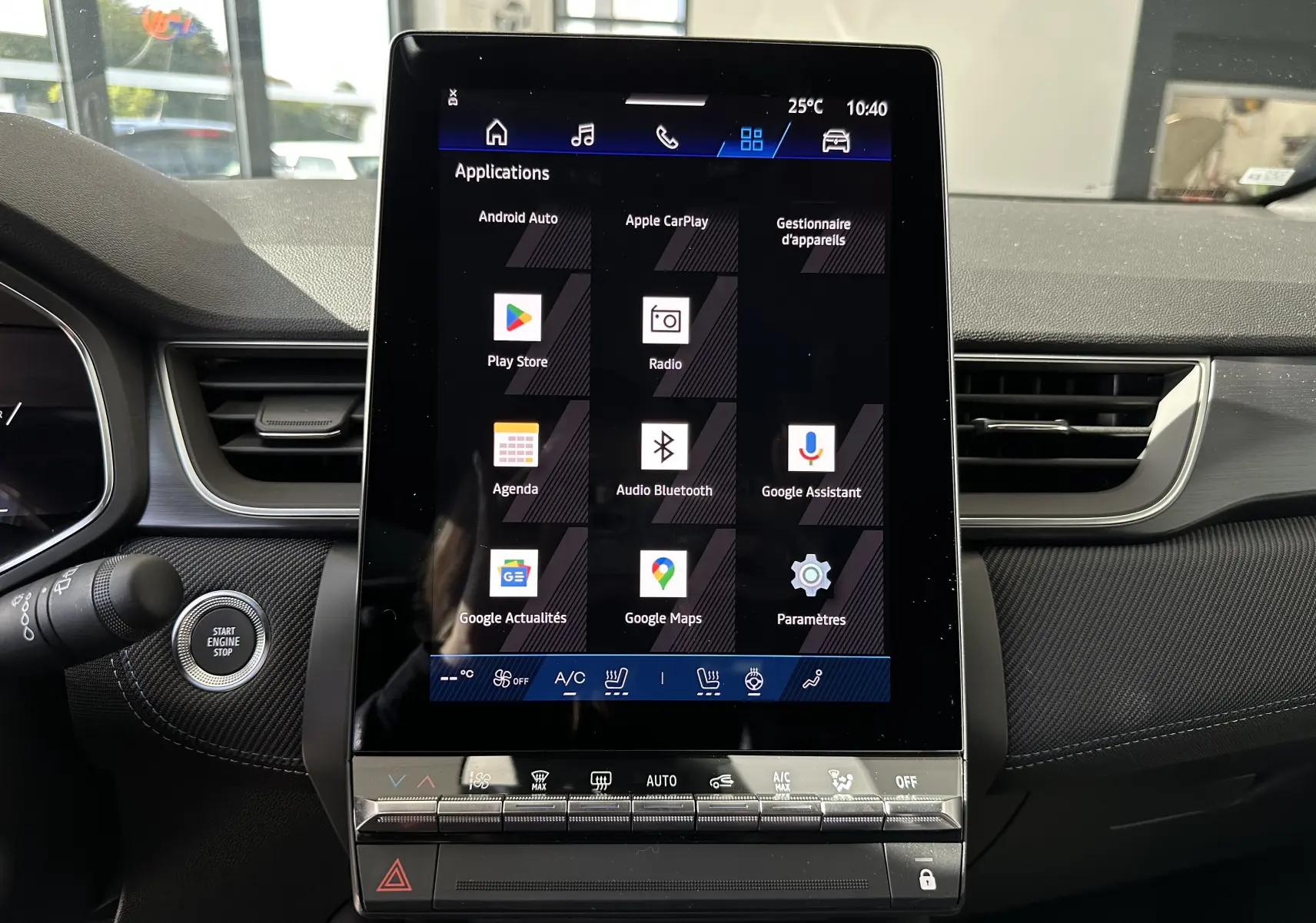Écran central tactile vertical du Renault Symbioz Esprit Alpine gris Cassiopée, affichant les applications connectées.