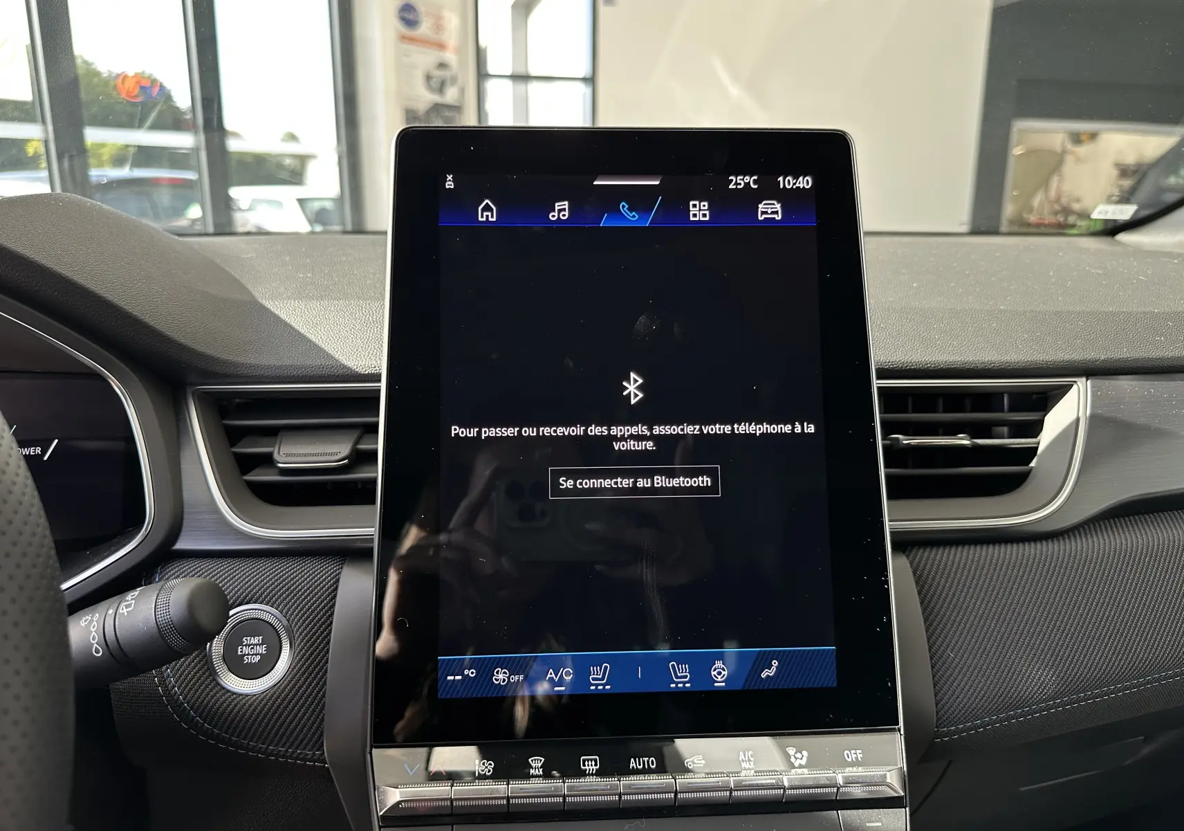 Écran tactile central de la Renault SYMBIOZ Esprit Alpine 2025, affichant la connexion Bluetooth, intérieur moderne gris Cassiopée.