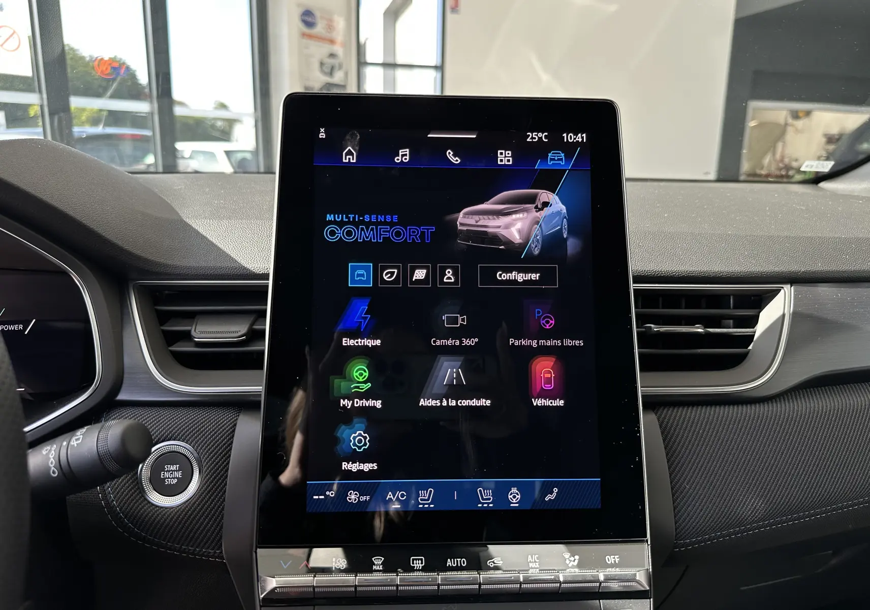 Écran tactile central affichant les réglages de conduite du Renault Symbioz gris Cassiopée, vue intérieure frontale.