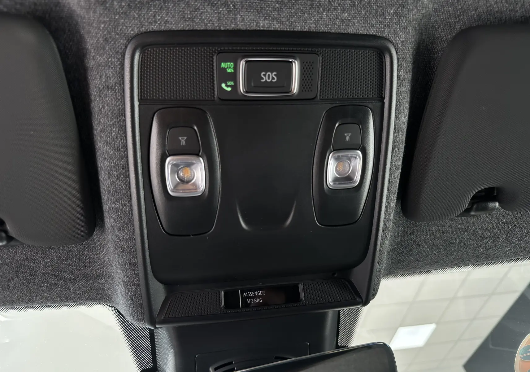 Plafonnier intérieur noir avec boutons de lecture et alerte SOS du Renault Symbioz Esprit Alpine 2025 Gris Cassiopée.