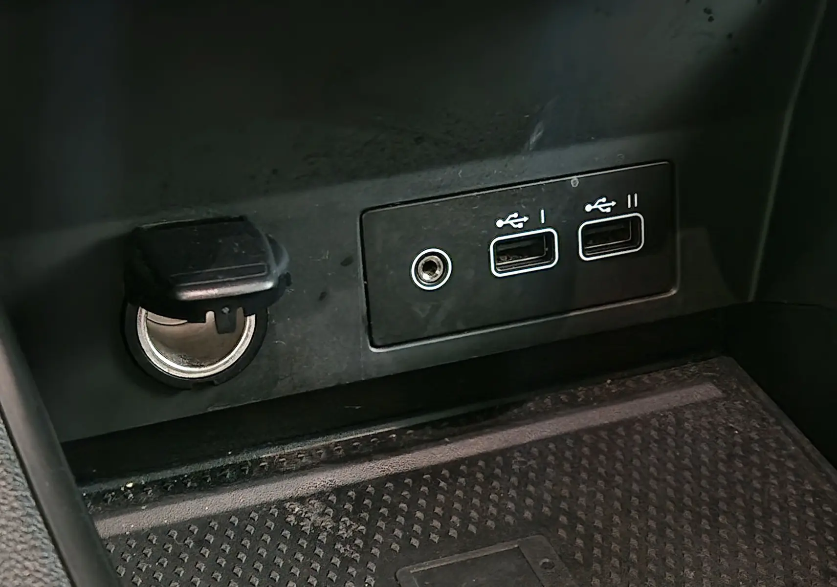 Prise allume-cigare et double port USB intégrés dans la console centrale du Renault Captur 2024 gris Highland/noir.