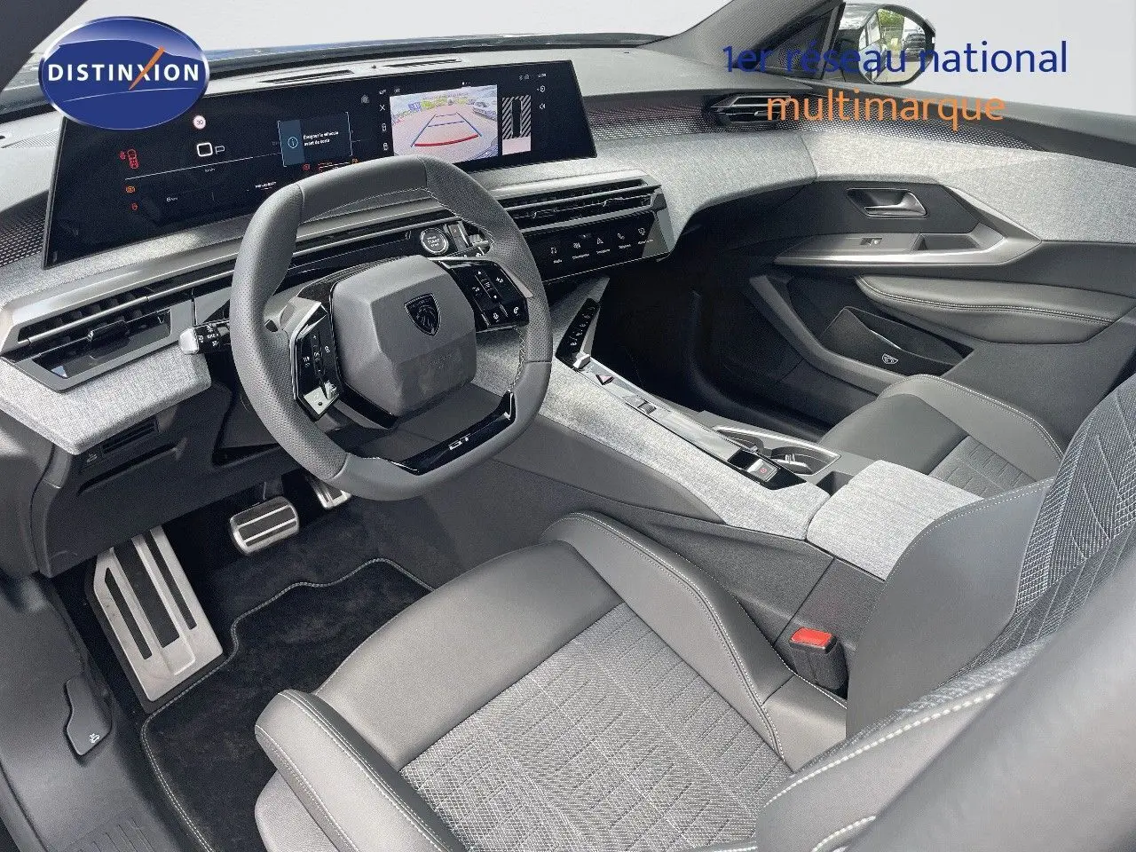 Intérieur du Peugeot 5008 Hybrid 2025 vu côté conducteur, avec volant compact et sellerie cuir gris clair.