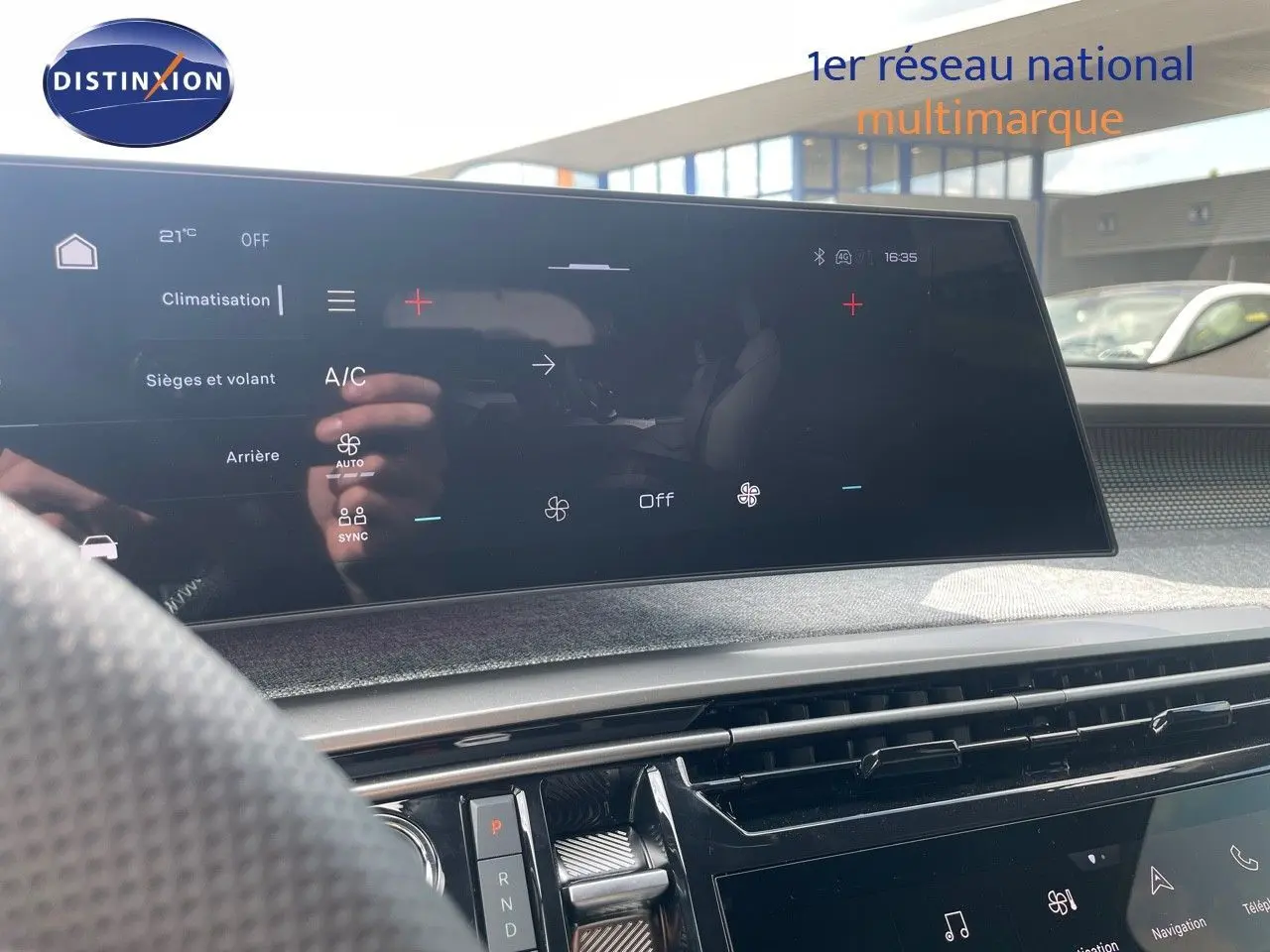 Écran tactile du tableau de bord du Peugeot 5008 Hybrid 136ch GT, ambiance intérieure moderne et épurée.