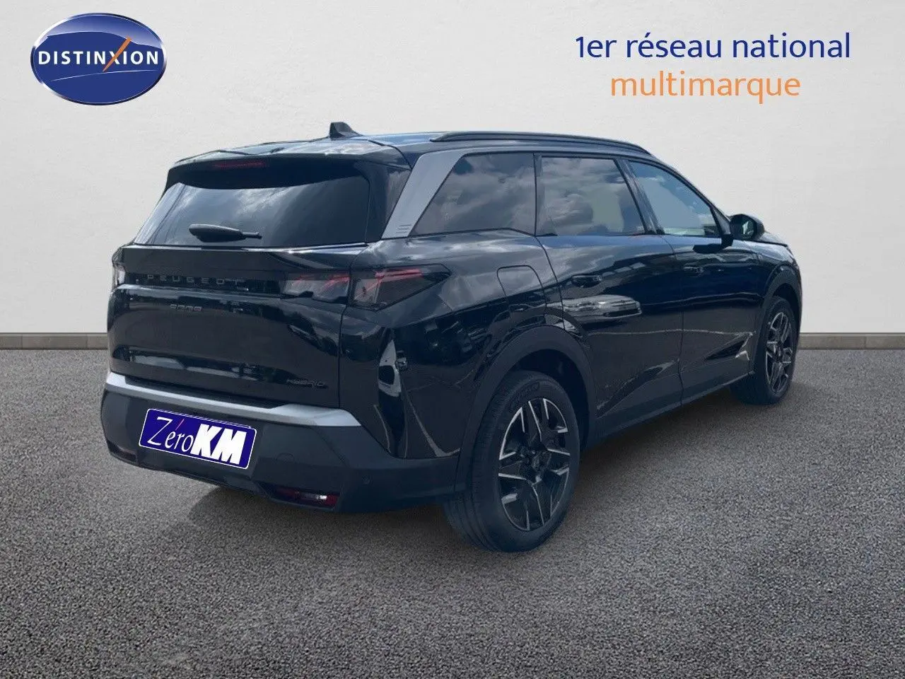Peugeot 5008 Hybrid 136ch GT noir perle métal vue 3/4 arrière droit avec jantes biton et vitres teintées.