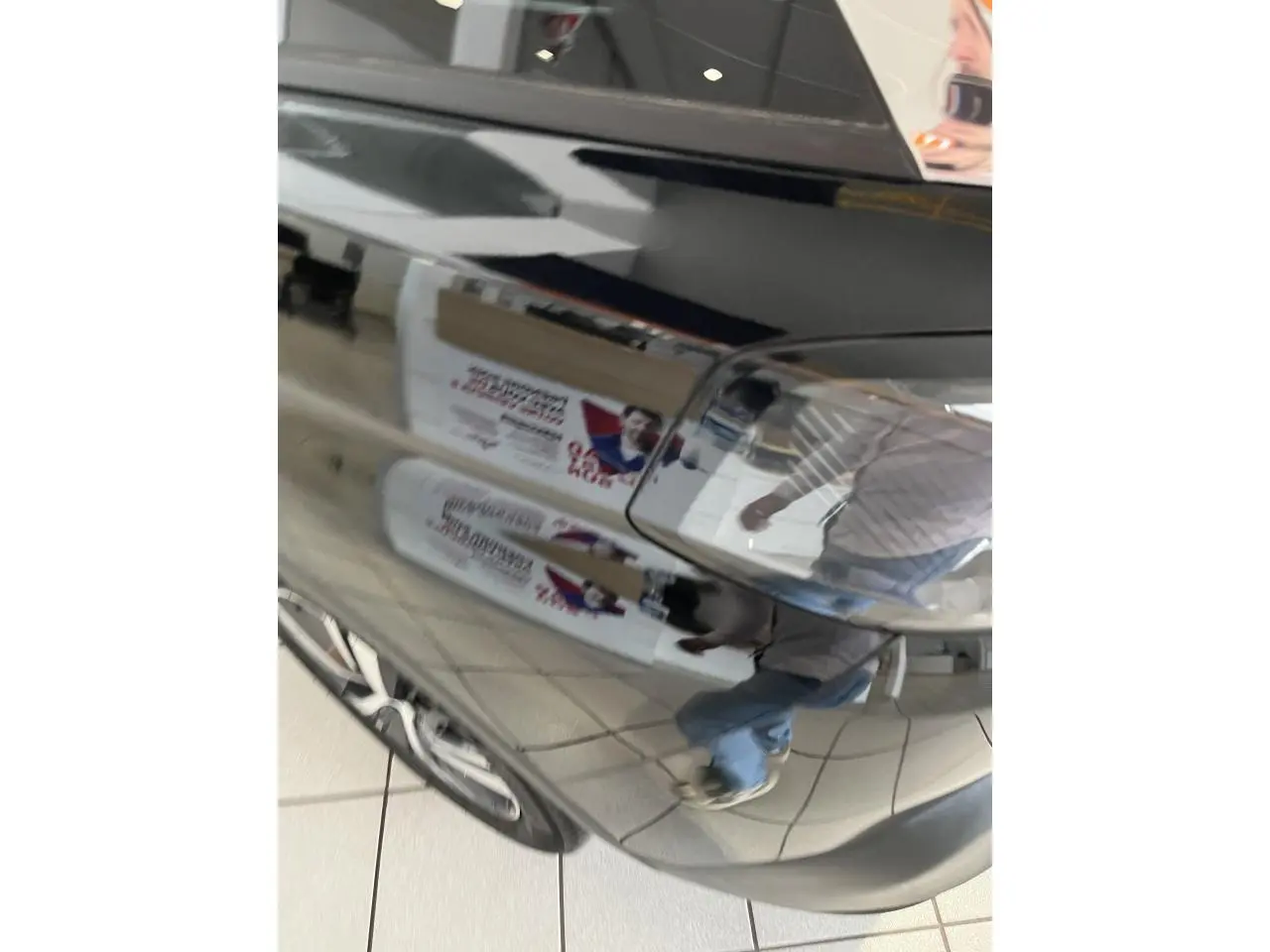 Vue rapprochée du côté arrière gauche d’un Peugeot 5008 noir métallisé avec jante alliage 18 pouces.