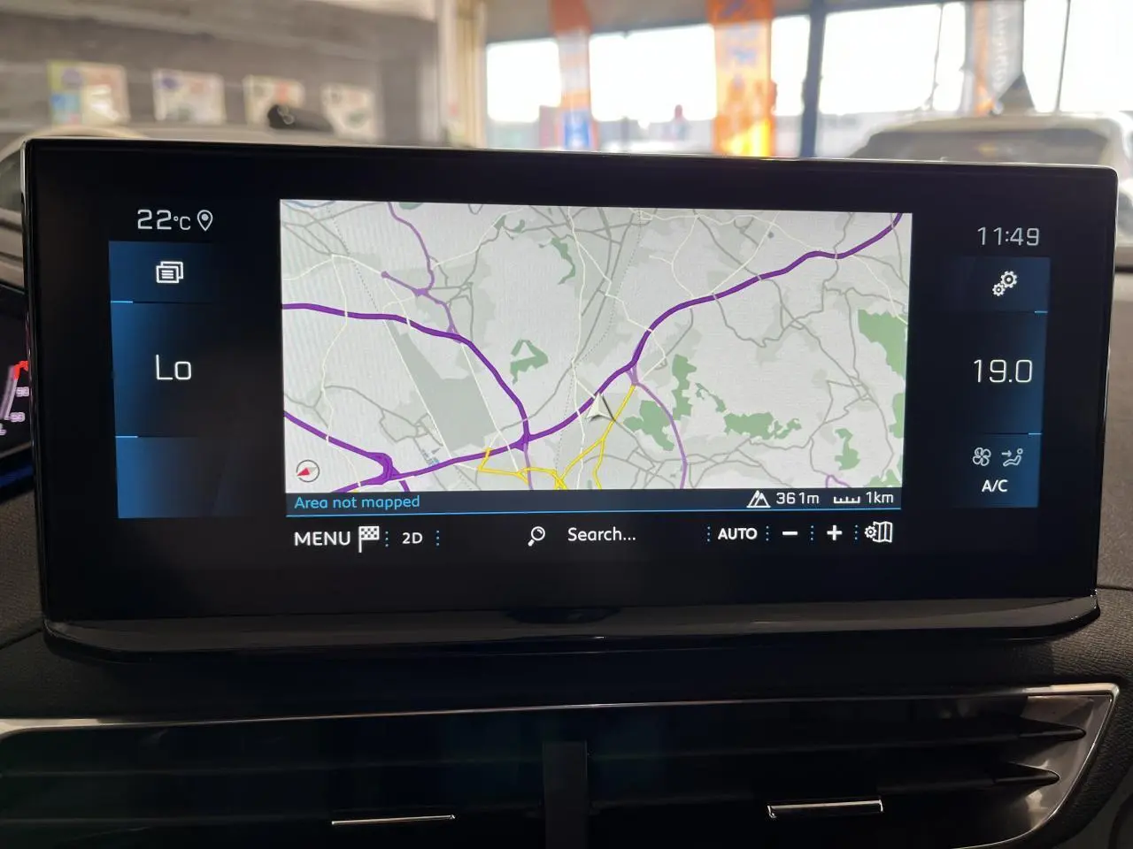 Écran tactile 10 pouces affichant la navigation GPS dans l'habitacle du Peugeot 5008 noir métallisé 2024.