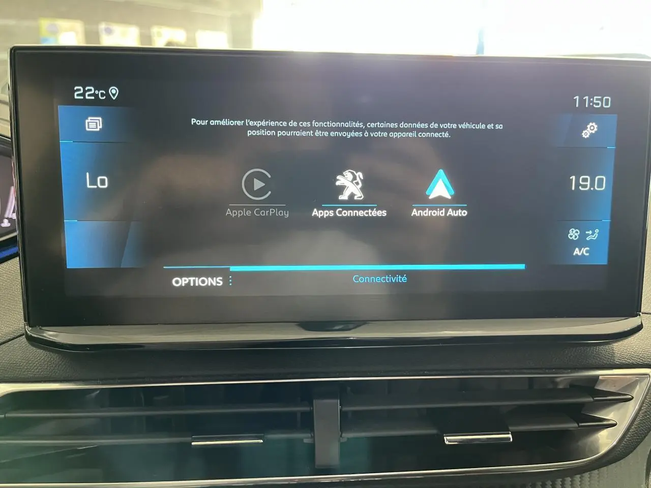 Écran tactile central affichant Apple CarPlay et Android Auto dans l'habitacle du Peugeot 5008 noir métallisé.