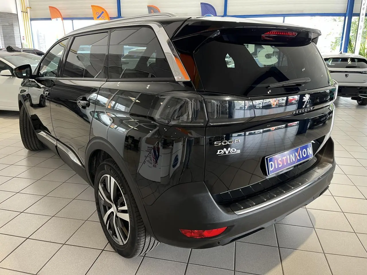 Peugeot 5008 noir métallisé vue 3/4 arrière droit, feux arrière LED 3D et jantes alliage bi-ton visibles