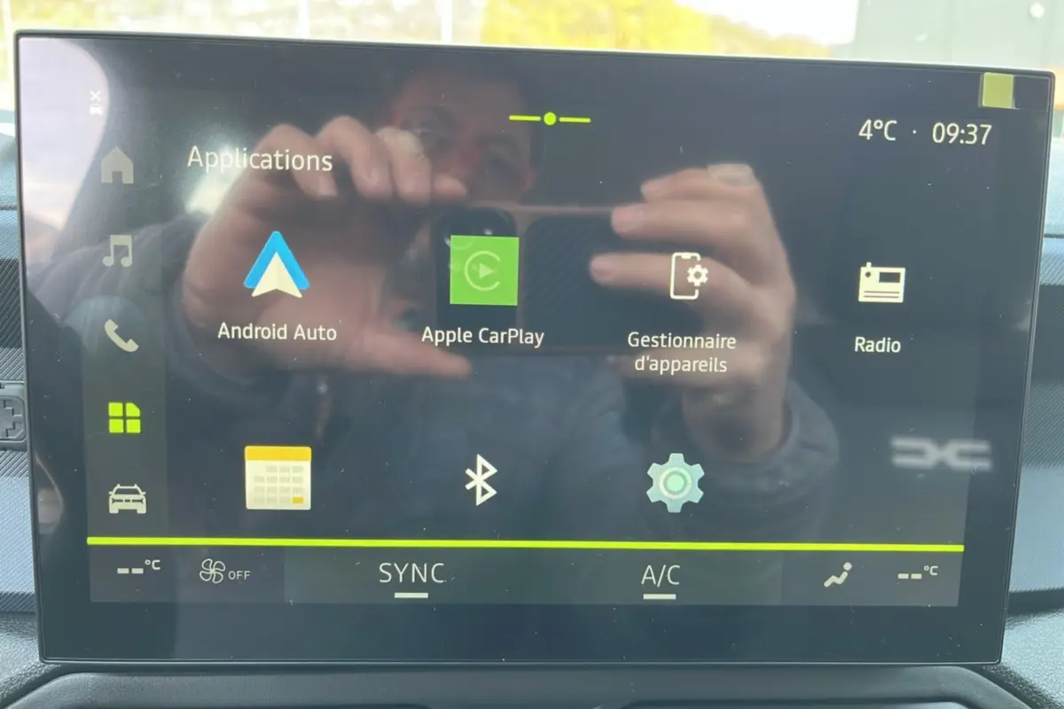 Écran tactile central du Dacia Bigster Hybrid 155 Expression Plus affichant les applications Android Auto et Apple CarPlay.