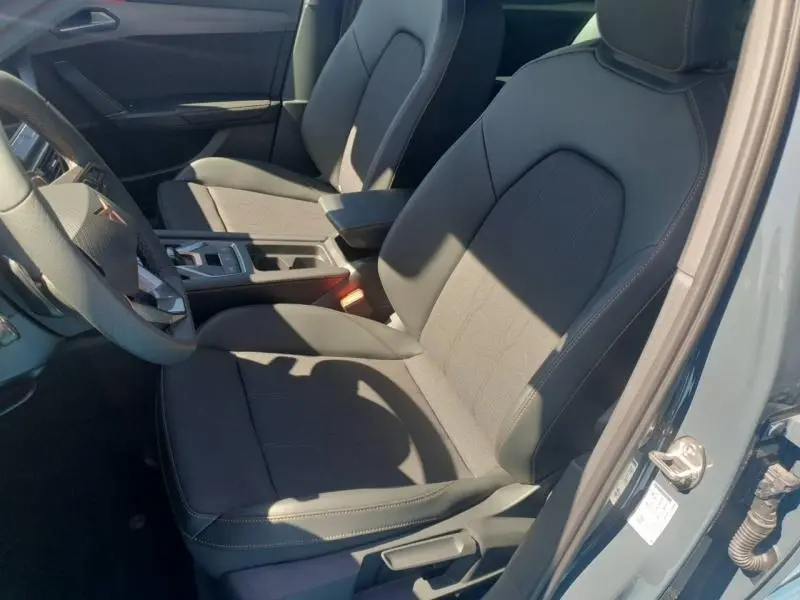 Vue intérieure côté conducteur du CUPRA Formentor 1.5 eTSI Hybrid 2026 avec sièges sport en textile noir.